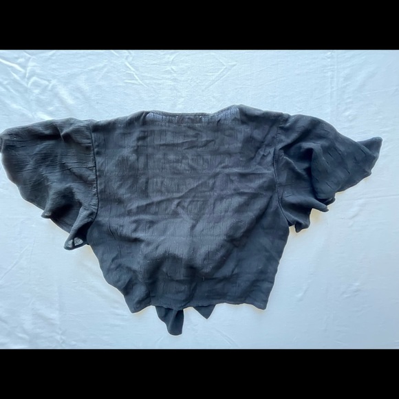 black tie in the front crop top! - Picture 4 of 5